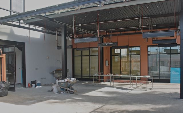 01_Charles_Chocos_patio.jpg