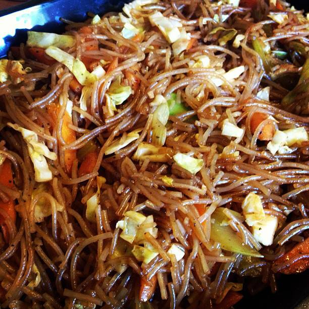 kainbigan-pancit.jpg
