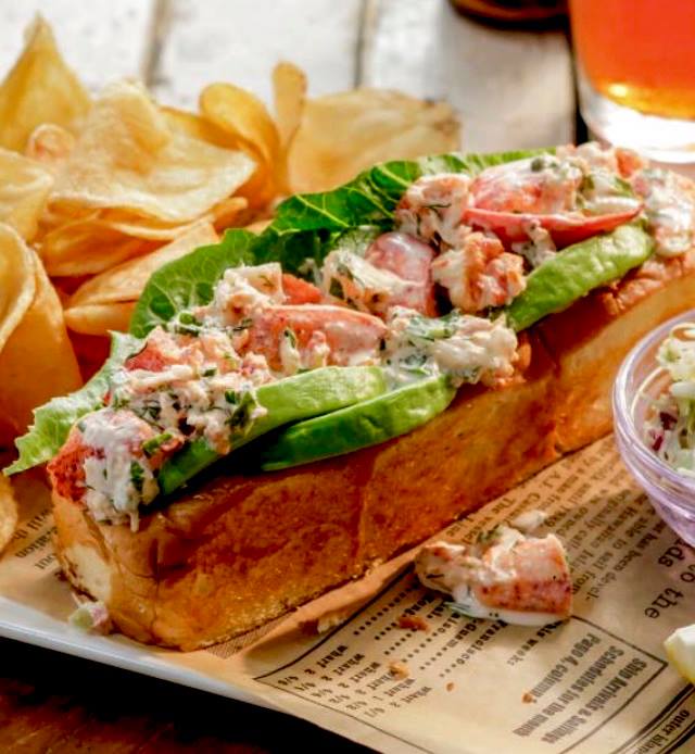 pacificcatch-lobsterroll.jpg