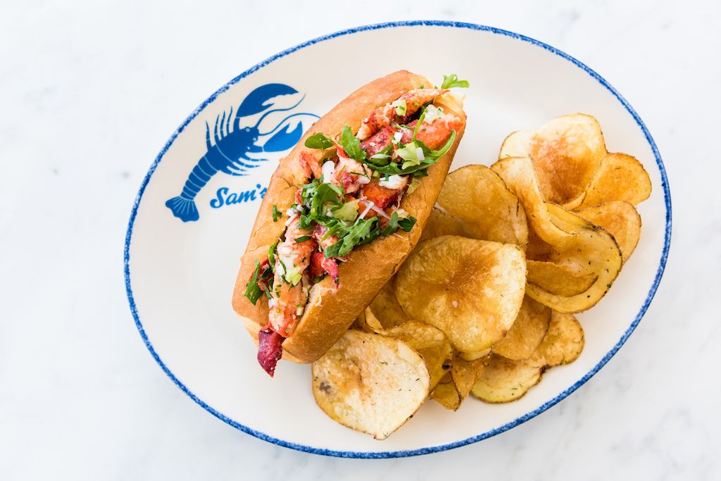 2019SamsAnchorCafe-lobsterroll.jpg