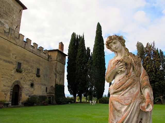 1t-paneretta-statue.jpg