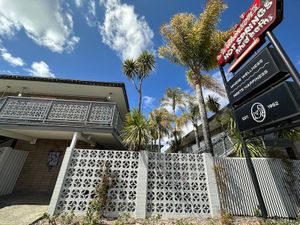 This week’s tablehopper: artsy (but not fartsy). (free)