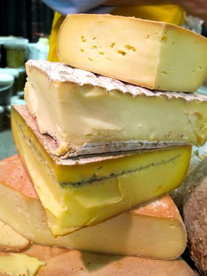 January 18, 2011 - This week's tablehopper: cheese o'clock.