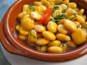 May 20, 2011 - This week's tablehopper: busy, busy.