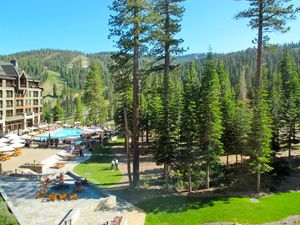 July 26, 2011 - This week's tablehopper: room with a view.