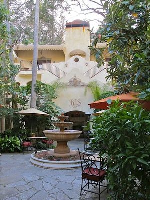 This week's tablehopper: getaway car.