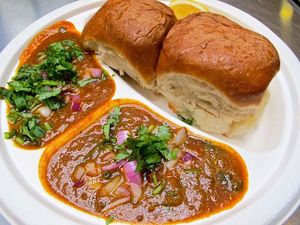 This week's tablehopper: more gobble, more wobble.