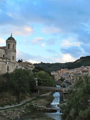 This week's tablehopper: from Calabria to Chianti.