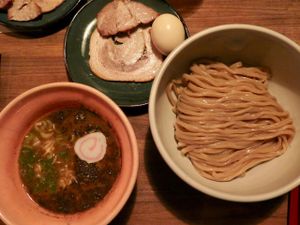 March 27, 2018 - This week's tablehopper: slow hop.