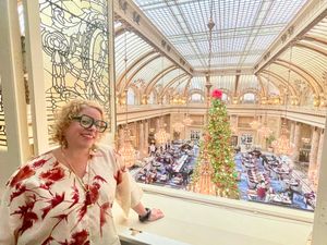 December  7, 2022 - This week's tablehopper: hella festive.