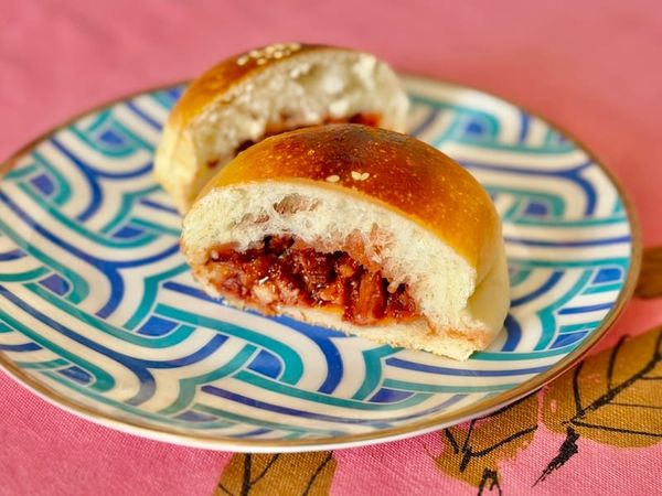 This week’s tablehopper: sun’s out, buns out.