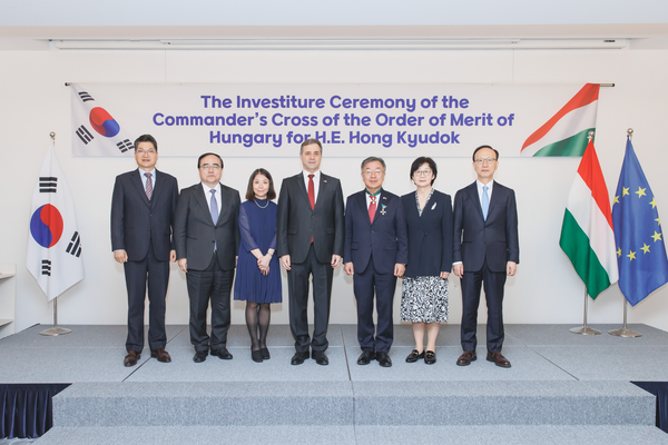 홍규덕 숙명여대 한류국제대학 석좌교수(전 헝가리대사), 헝가리 십자대공로훈장 수훈  헝가리 한인회 창설, 세종학당 설립, 활발한 경제외교, 문화교류와 교육교류 획대 기여