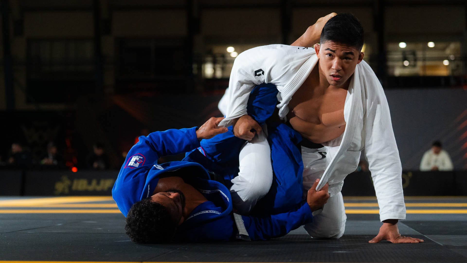 Andy Murasaki passing guard at the 2025 Crown