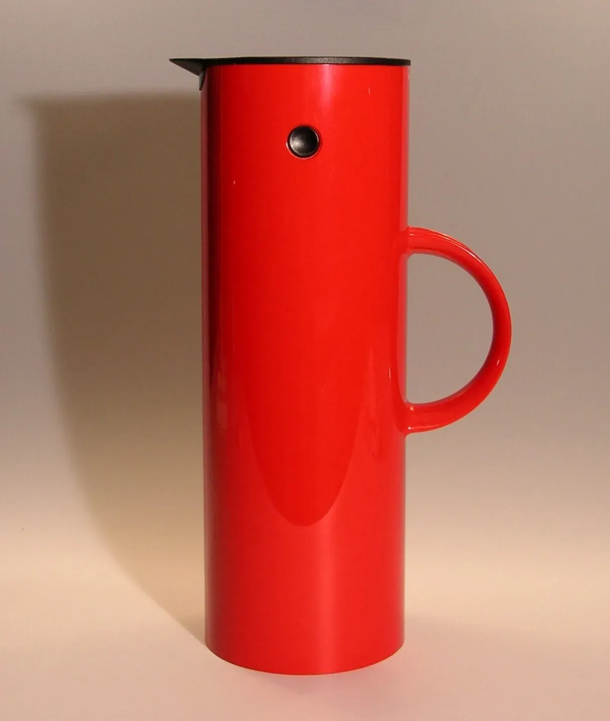 Red Stelton EM77 vacuum jug with a cylindrical body and loop handle against a plain background