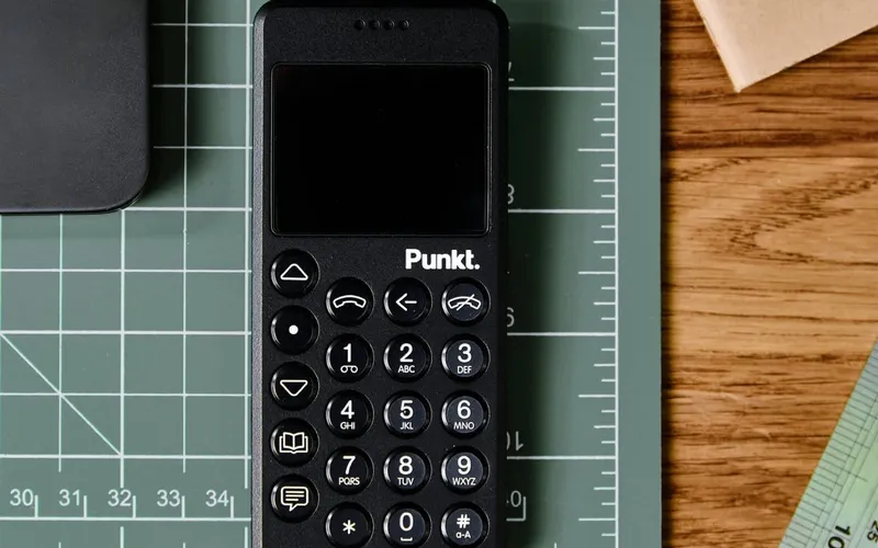 The Best Minimalist Phones: 4 Ways to Use Your Phone Less