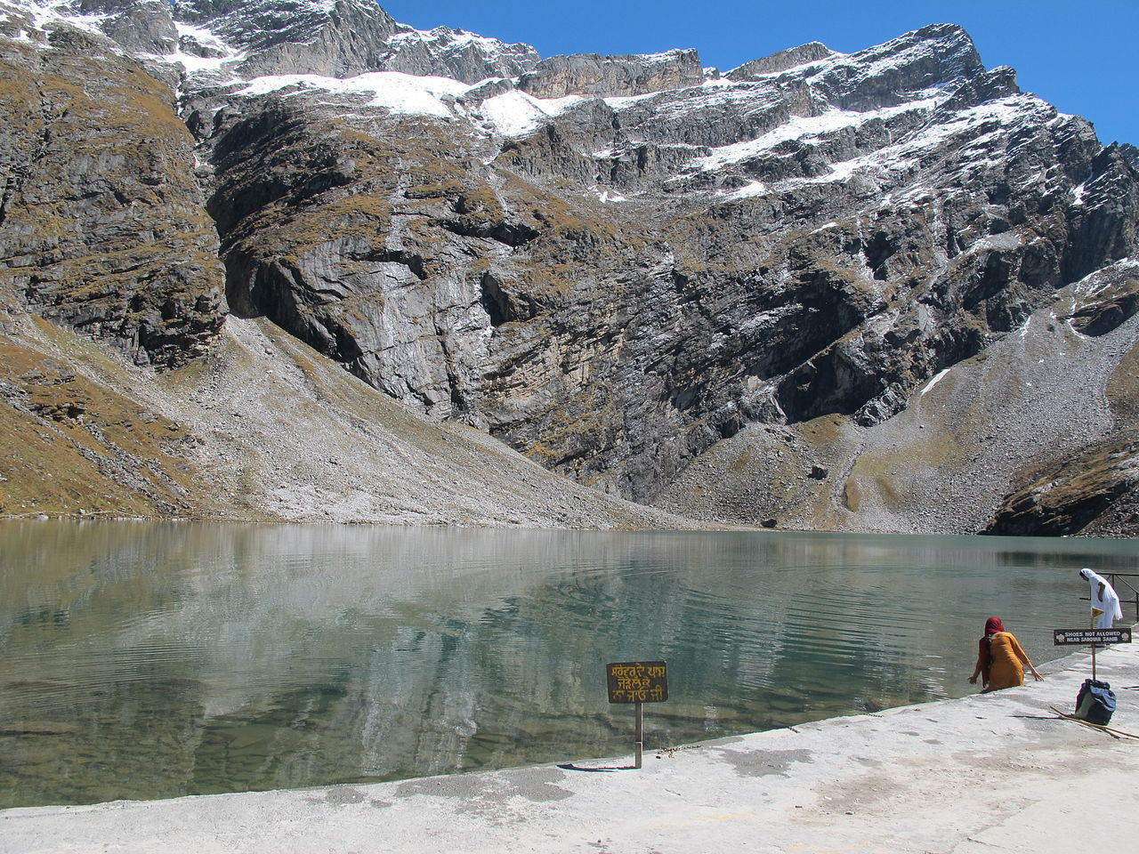 Hemkund Lake