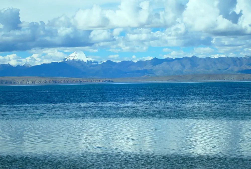 Is Lake Mansarovar the Playground of Alien Forms?
