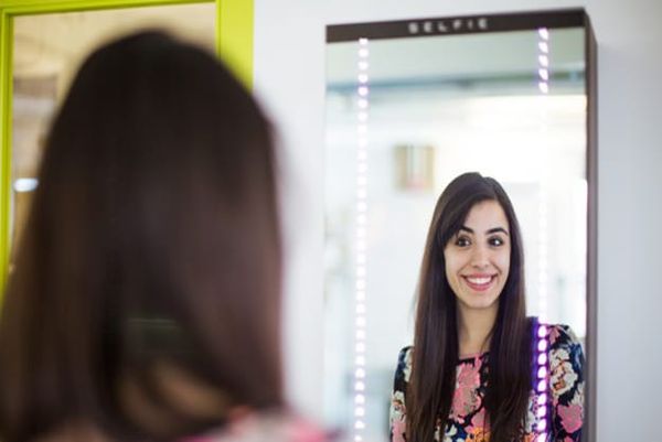 The totally necessary automated S.E.L.F.I.E. mirror