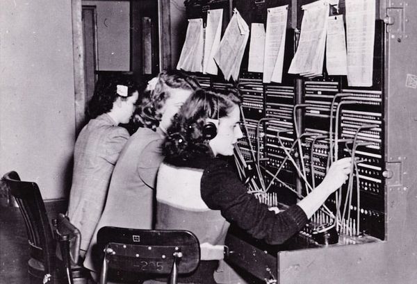 Game turns you into a 1920s phone operator, complete with vintage switchboard