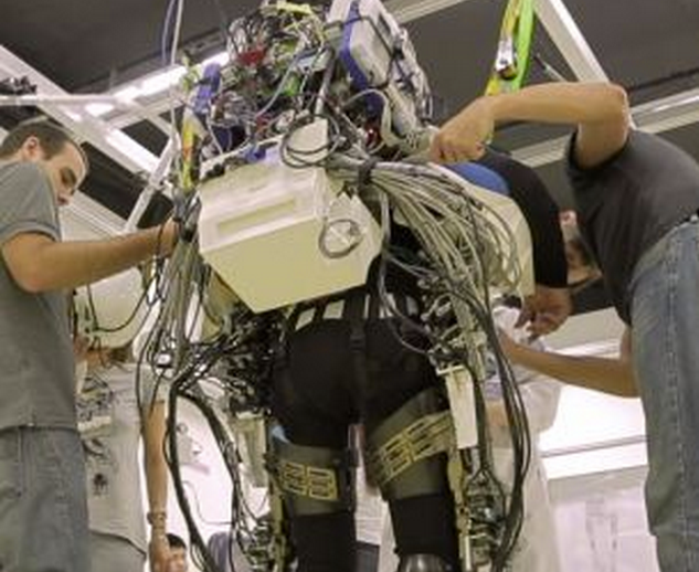 Watch a paralyzed teen in a mind-controlled robot suit make the inaugural kick at the World Cup