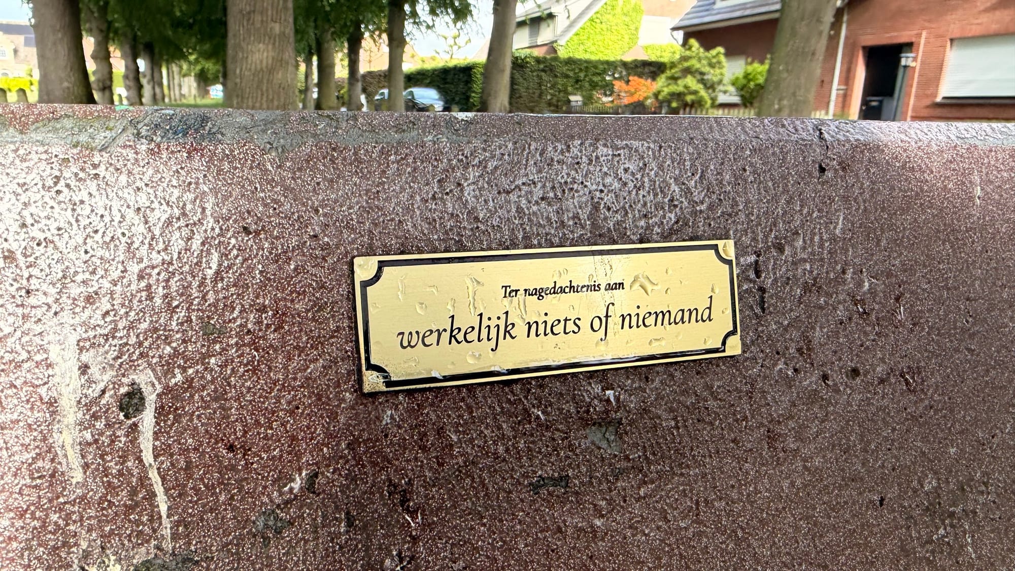 Bankje met de tekst "Ter nagedachtenis aan werkelijk niets of niemand."