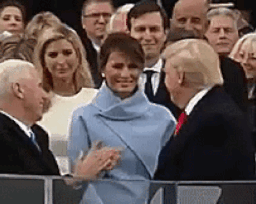 GIF d’une séquence capturée lors de la cérémonie d'investiture de Donald Trump en janvier 2017. On y voit un échange entre Donald Trump et son épouse Melania Trump, vêtue d'un manteau bleu ciel. La séquence montre un certain contraste : Melania affiche un sourire courtois lorsque Donald la regarde, puis son expression change radicalement vers une moue fermée dès qu'il détourne son attention. Cette transformation faciale rapide se déroule sur l'estrade officielle décorée de rouge, avec d'autres dignitaires visibles en arrière-plan.