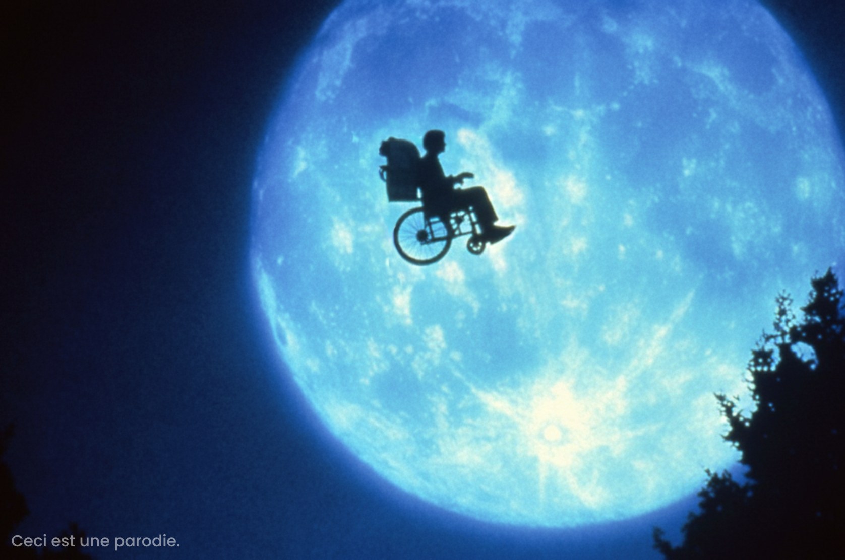 La silhouette d’une personne en fauteuil roulant se détache sur une immense lune bleutée. En bas à gauche de l’image, le texte indique&nbsp;: «&nbsp;Ceci est une parodie.&nbsp;»