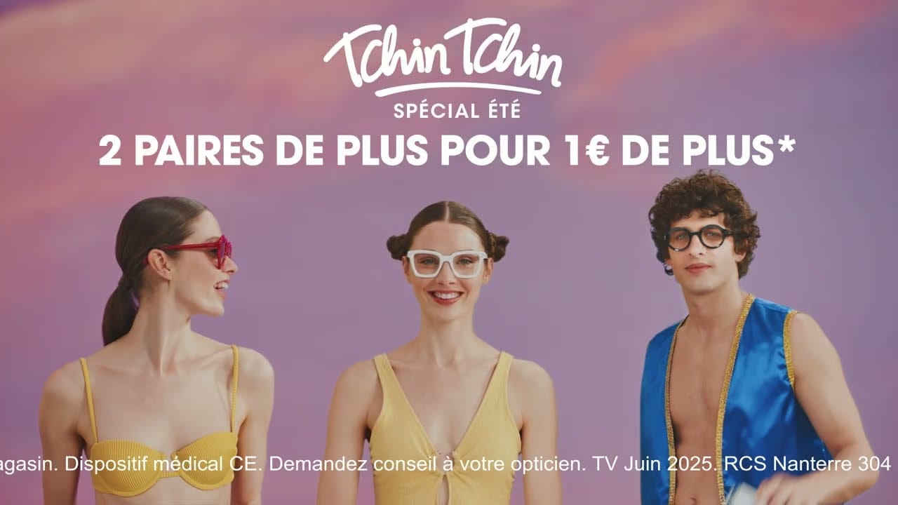 Capture d'écran d'une publicité pour l'offre « Tchin Tchin Spécial Été », mettant en scène trois jeunes gens. À gauche, une femme souriante, de profil, aux cheveux bruns relevés, porte un haut de maillot de bain jaune et des lunettes de soleil rouges. Au centre, une femme blonde souriante, de face, porte un haut de maillot de bain jaune et des lunettes à monture épaisse blanche. À droite, un homme aux cheveux frisés, souriant, torse nu, porte un gilet bleu et des lunettes de vue noires et blanches, le tout sur un fond dégradé de violet et de rose. Le texte de l'offre promotionnelle indique : « 2 paires de plus pour 1€ de plus ». Des mentions légales sont visibles en bas de l’image.