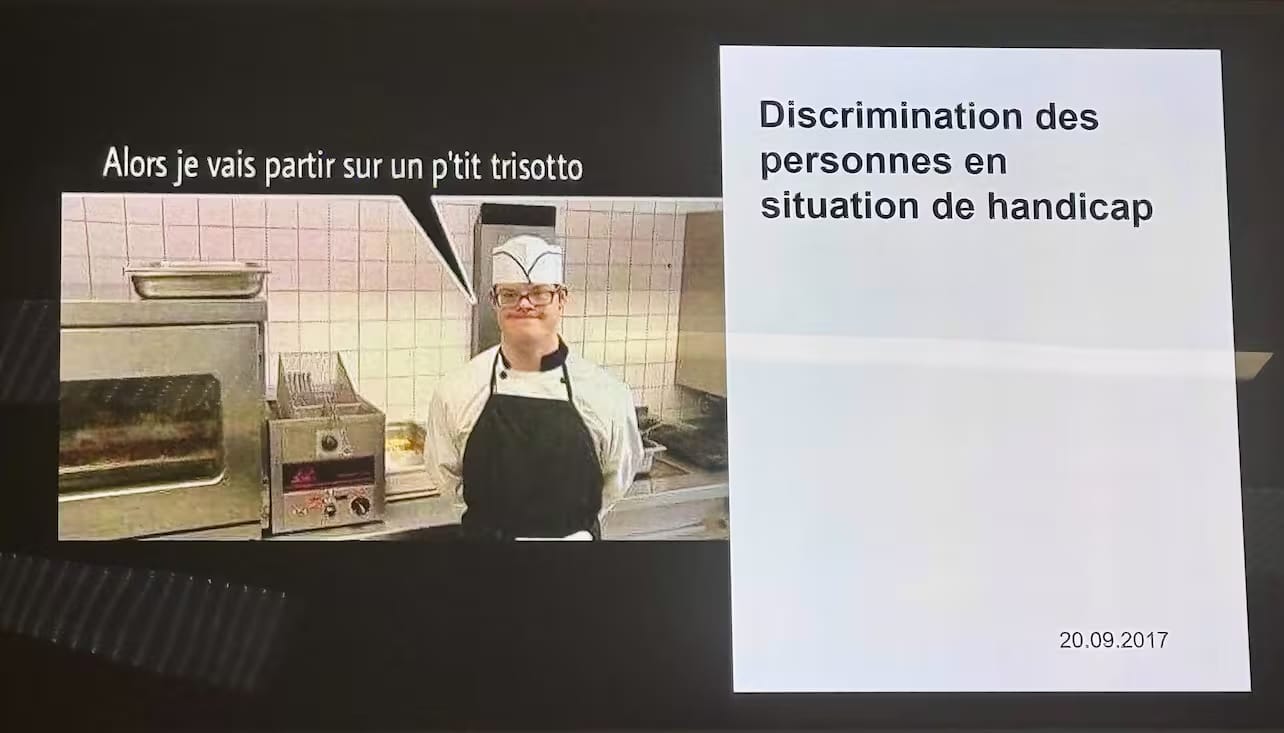 Diapositive d’une présentation, datée du 20.09.2017, dont le titre est « Discrimination des personnes en situation de handicap ». Elle est illustrée par la photographie d’un jeune homme en tenue de cuisinier, qui semble être porteur de trisomie 21, accompagnée d’une bulle de dialogue indiquant : « Alors je vais partir sur un p’tit trissotto ».