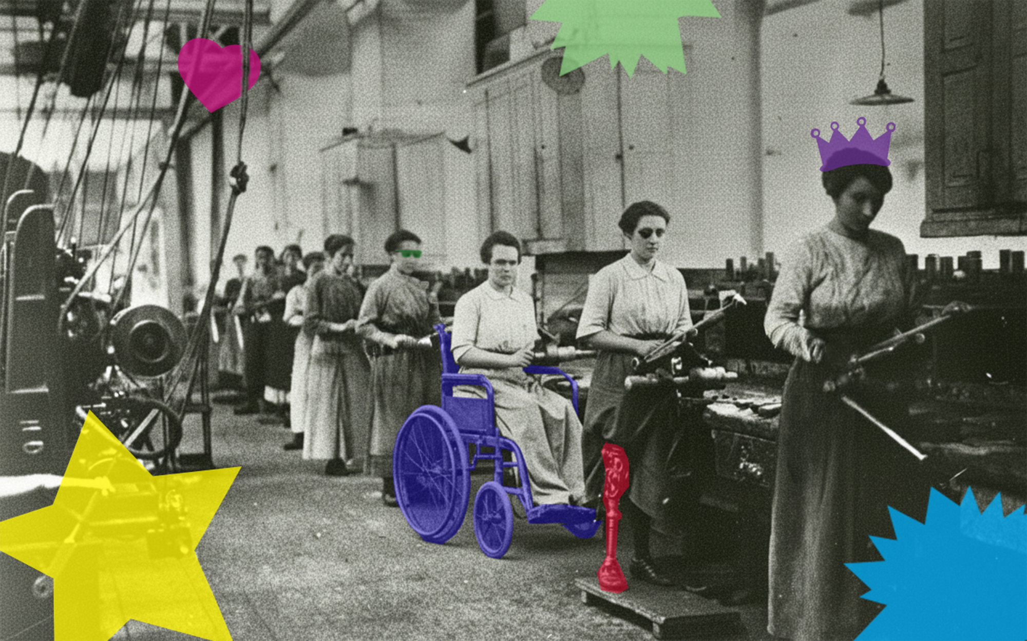 Photographie d'archive en noir et blanc montrant des ouvrières dans une usine, modifiée par un collage numérique. Des éléments colorés sont ajoutés aux personnes : un fauteuil roulant bleu vif sous une femme assise, une prothèse de jambe rouge et une couronne violette.