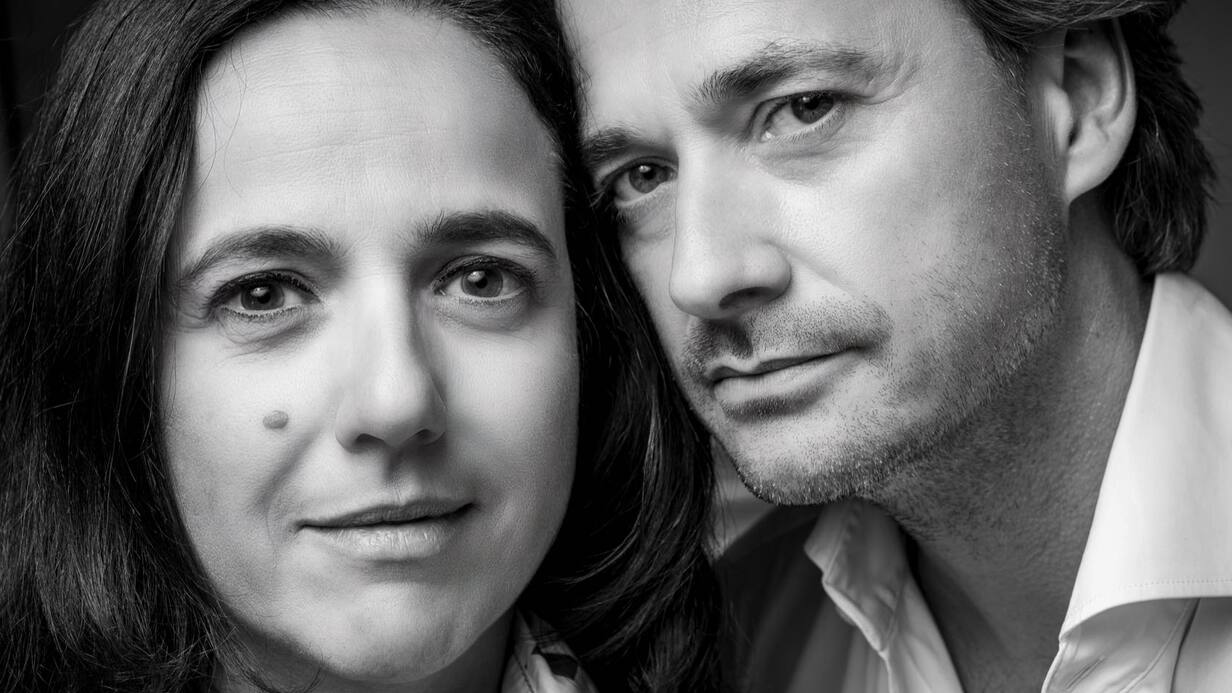 Portrait rapproché en noir et blanc des neuroscientifiques Jocelyne Bloch et Grégoire Courtine. Ils regardent fixement l'objectif.