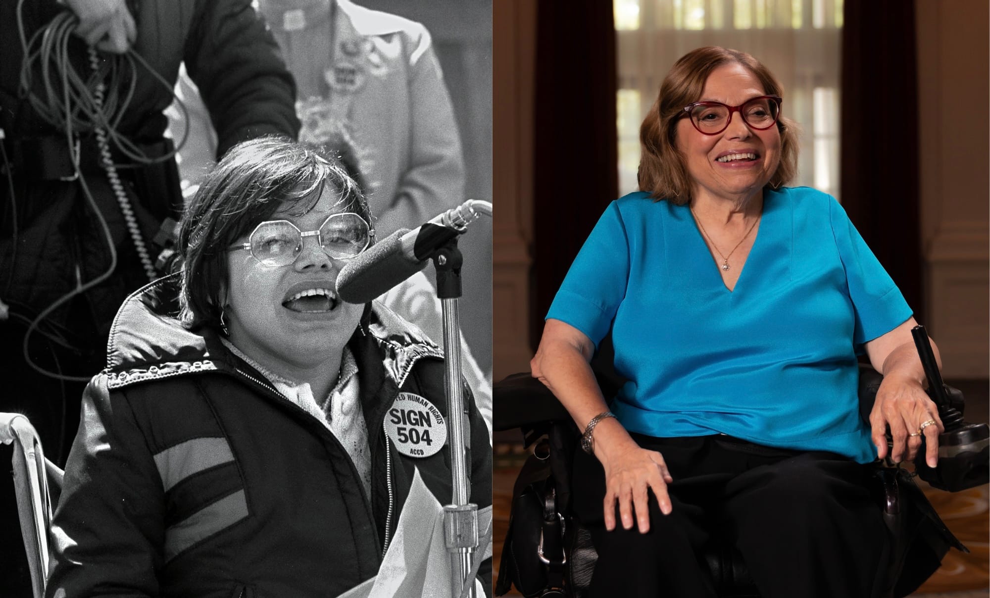 Deux photos de Judith Heumann côte à côte. À gauche, en noir et blanc: plus jeune, cheveux mi-longs et grandes lunettes rondes, assise dans un fauteuil roulant manuel, la bouche ouverte devant un micro sur pied; un badge rond « SIGN 504 » est épinglé sur sa veste. À droite, en couleur et bien plus tard: la même, âgée, lunettes rouges et chemisier bleu, souriante, dans un fauteuil roulant électrique dont elle tient la commande.