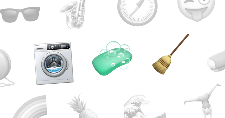 Une machine à laver, un savon et un balai colorés se détachent sur un fond d’icônes diverses, estompées et en nuances de gris.