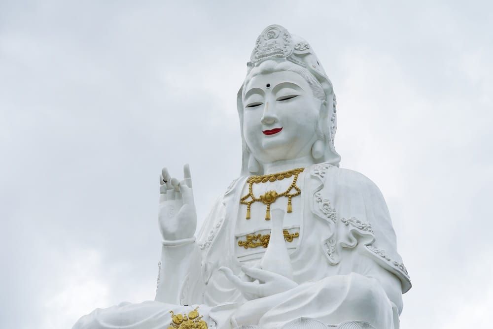 เจ้าแม่กวนอิมคือใคร? ประวัติพระโพธิสัตว์แห่งความเมตตาที่คนทั่วโลกเคารพ