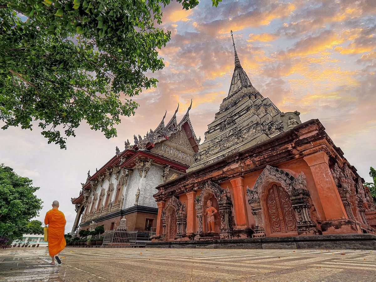 เที่ยววัดกลางบางแก้วตามรอยหลวงพ่อเพิ่ม ปุญฺญวสโน: จุดสักการะ ประวัติวัด และมารยาทในการเยี่ยมชม