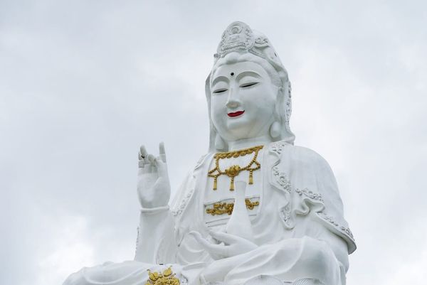 เจ้าแม่กวนอิมคือใคร? ประวัติพระโพธิสัตว์แห่งความเมตตาที่คนทั่วโลกเคารพ