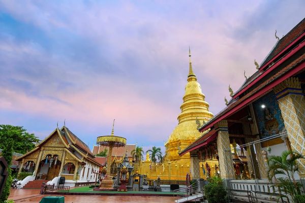เที่ยววัดพระธาตุหริภุญชัย จังหวัดลำพูน: จุดเด่นและสิ่งที่ไม่ควรพลาดภายในสถานที่