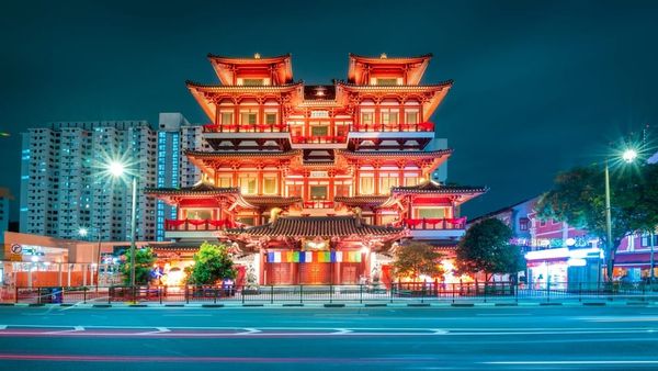 วางแผนทริปครึ่งวันรอบวัดพระเขี้ยวแก้วและพิพิธภัณฑ์ (Buddha Tooth Relic Temple): สถานที่ใกล้เคียง การเดินทาง อาหาร และเวลาที่ควรเผื่อ