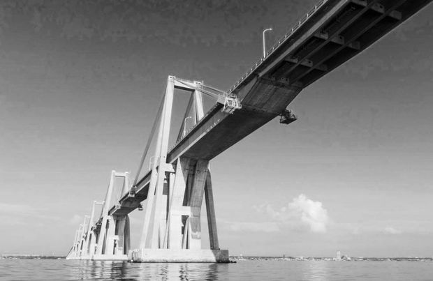 Why did the Urdaneta Bridge collapse in 1964?