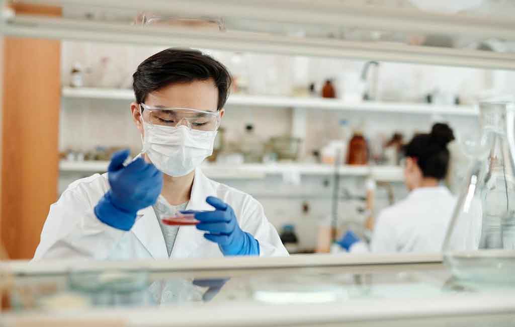 engineering problems: healthcare. A man working in the bio lab.