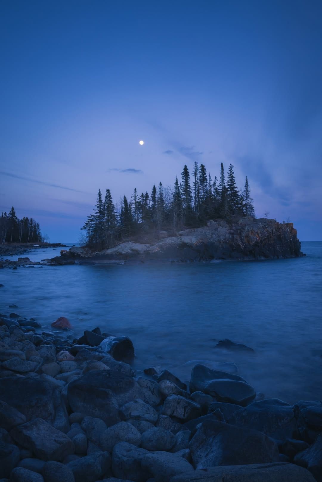 Hiding Traces in Mist, Streams, and Rocks: On Renouncing Worldly Affairs