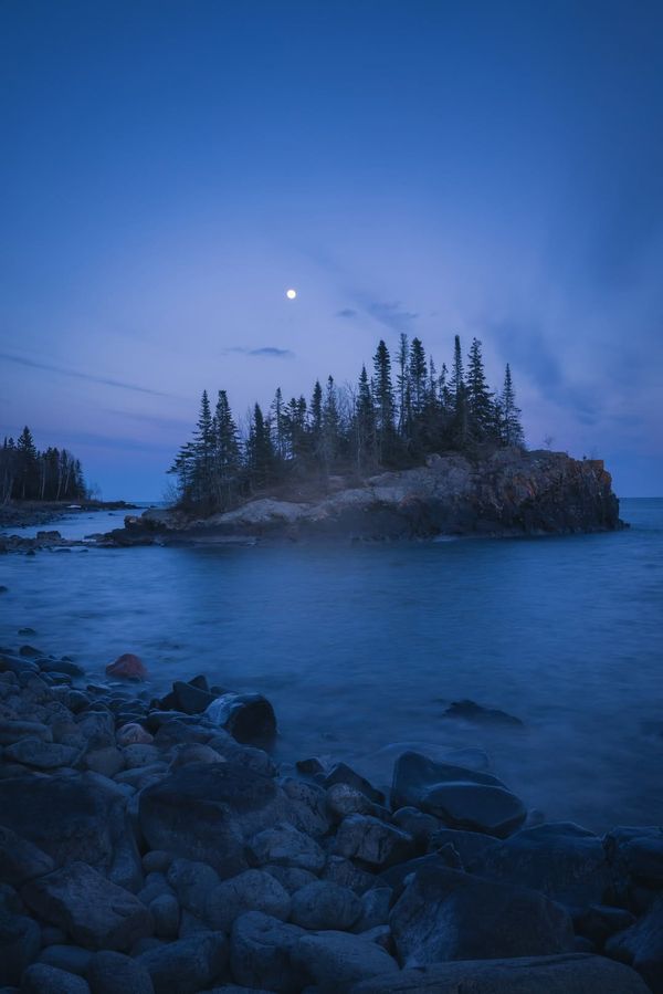 Hiding Traces in Mist, Streams, and Rocks: On Renouncing Worldly Affairs