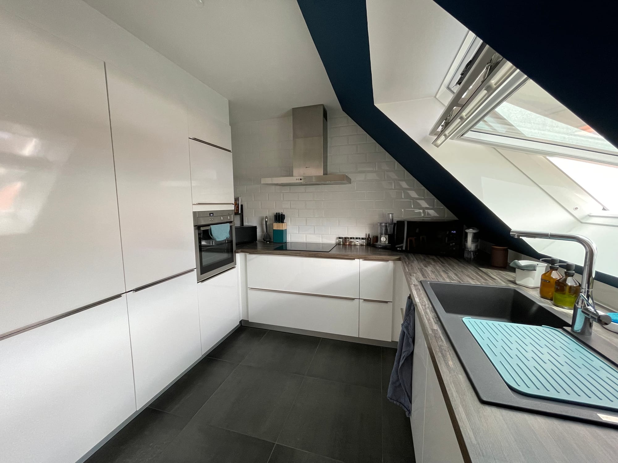 Cuisine installée sous les rampants — optimisation de l'espace dans un appartement sous combles 