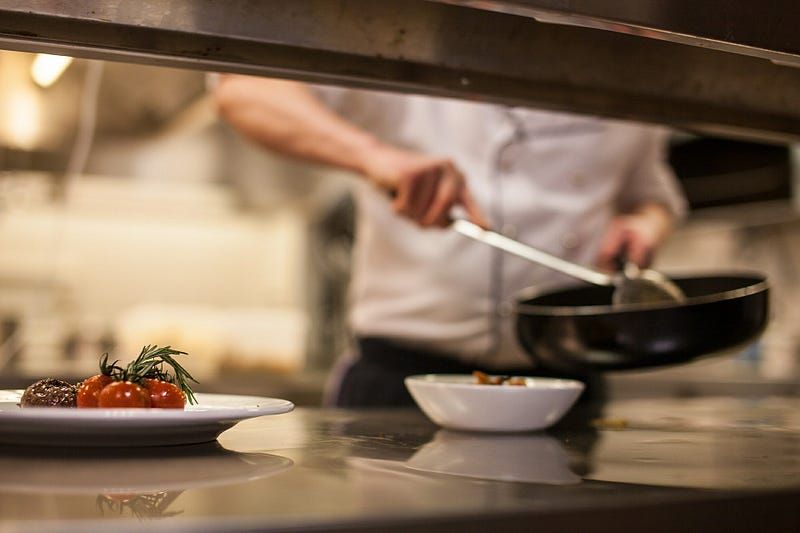 Domine as burocracias para contratar os funcionários de seu restaurante