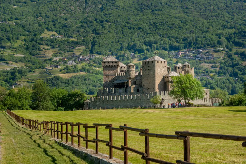 Nel Cuore del Medioevo: Il Castello di Fénis e la Valle Incantata