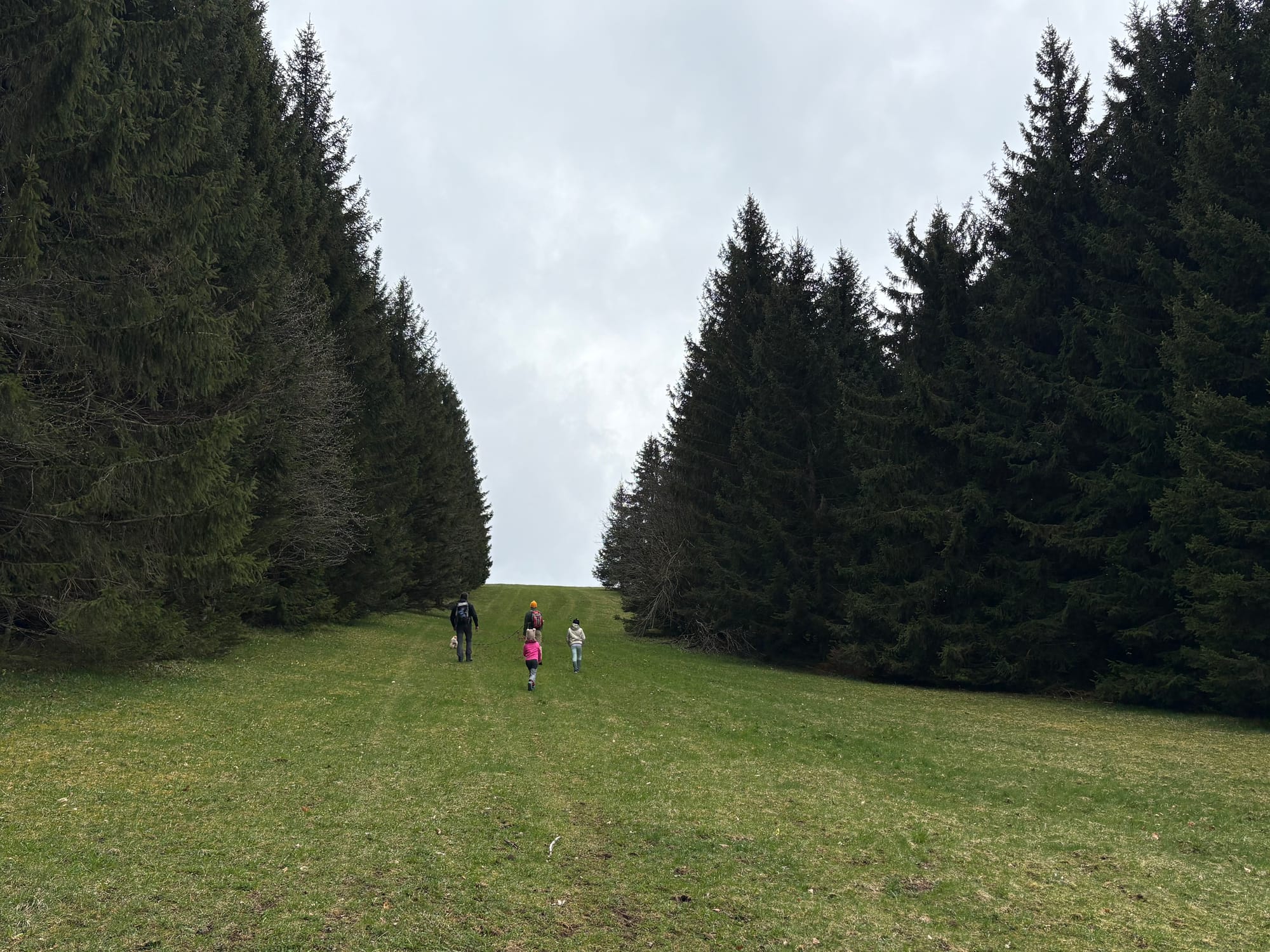 Le Monde selon Victoire teste la randonnée au-dessus de l'Hôtel Royal Evian Resort avec un guide