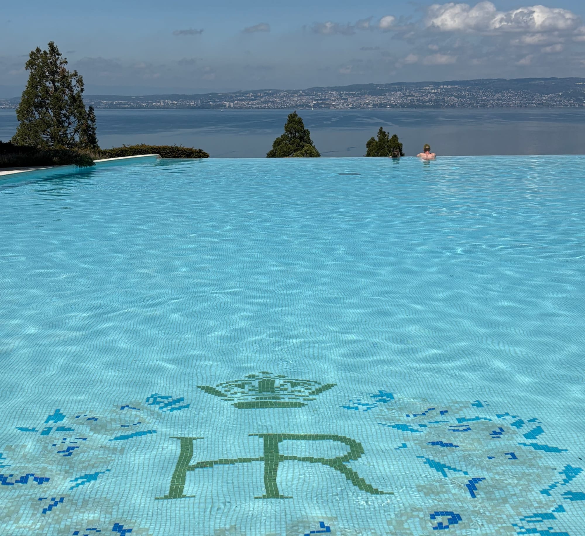 La vue depuis la piscine du Royal Evian sur le Lac Léman et Lausanne