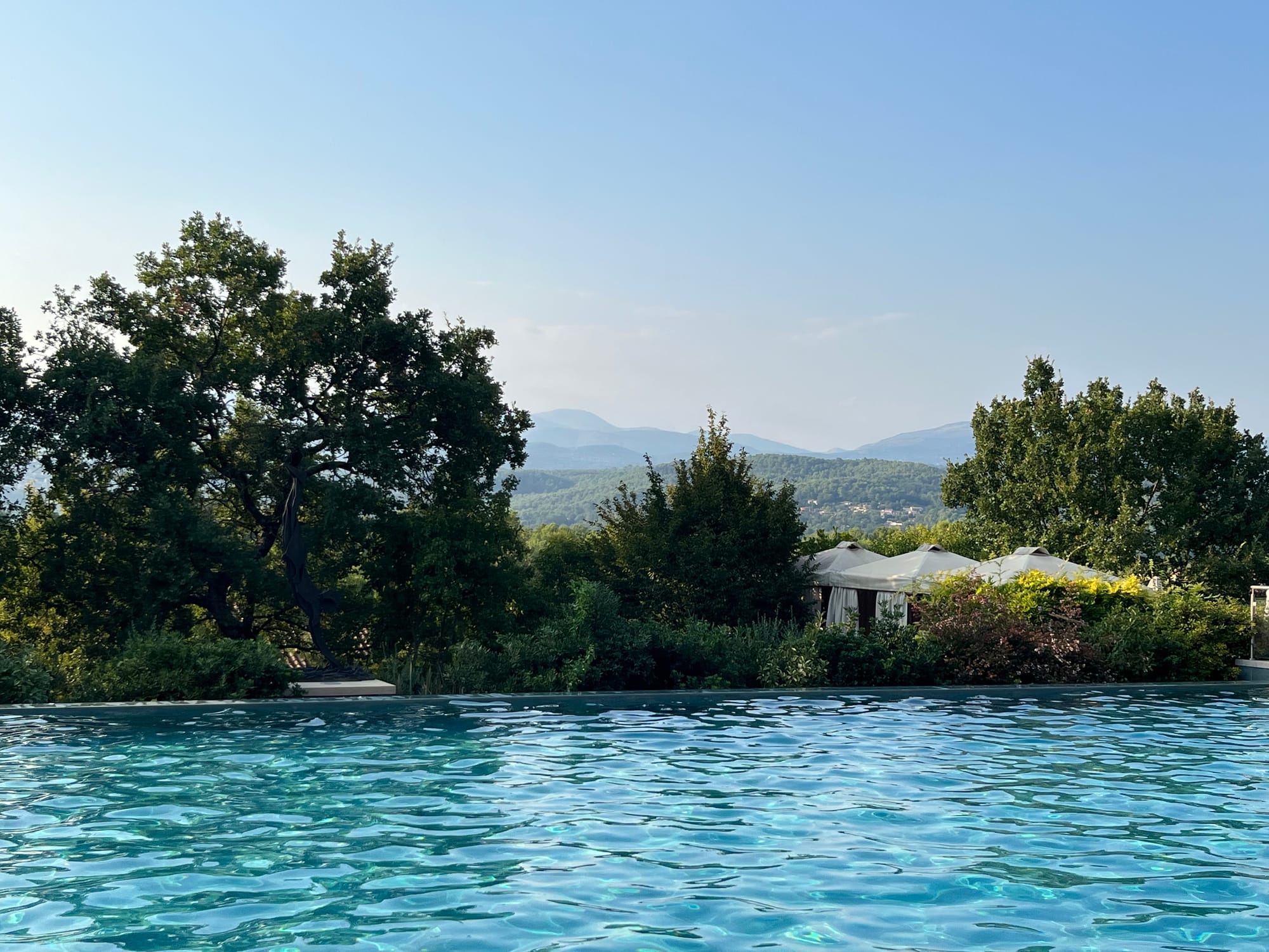La vue de la piscine de Terre Blanche sur la Provence et le village de Fayence