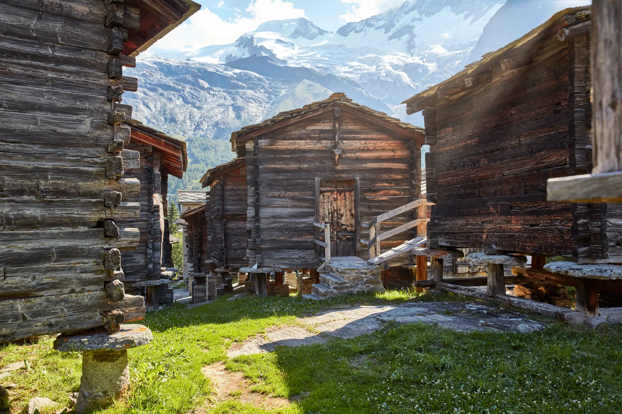 Chalets traditionnels en fustes dans le village suisse de Saas Fee