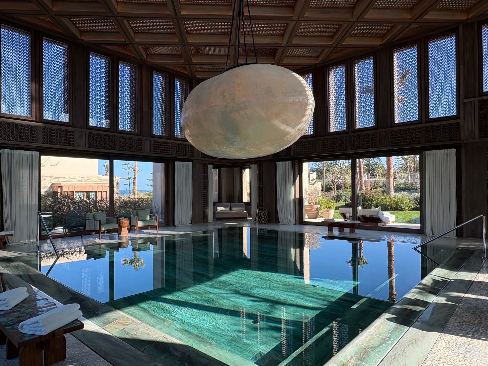 La piscine intérieure incroyablement belle du Royal Mansour Tamuda Bay.